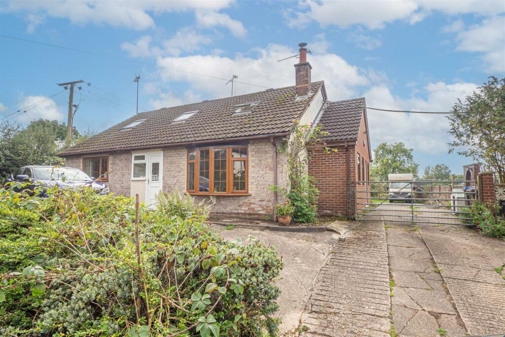 4 bedroom detached house for sale in Draycott Old Road, Forsbrook, ST11