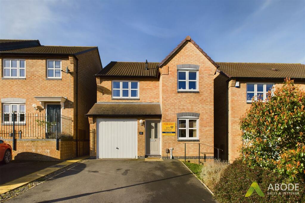 3 bedroom detached house for sale in Close, Off Henhurst Hill