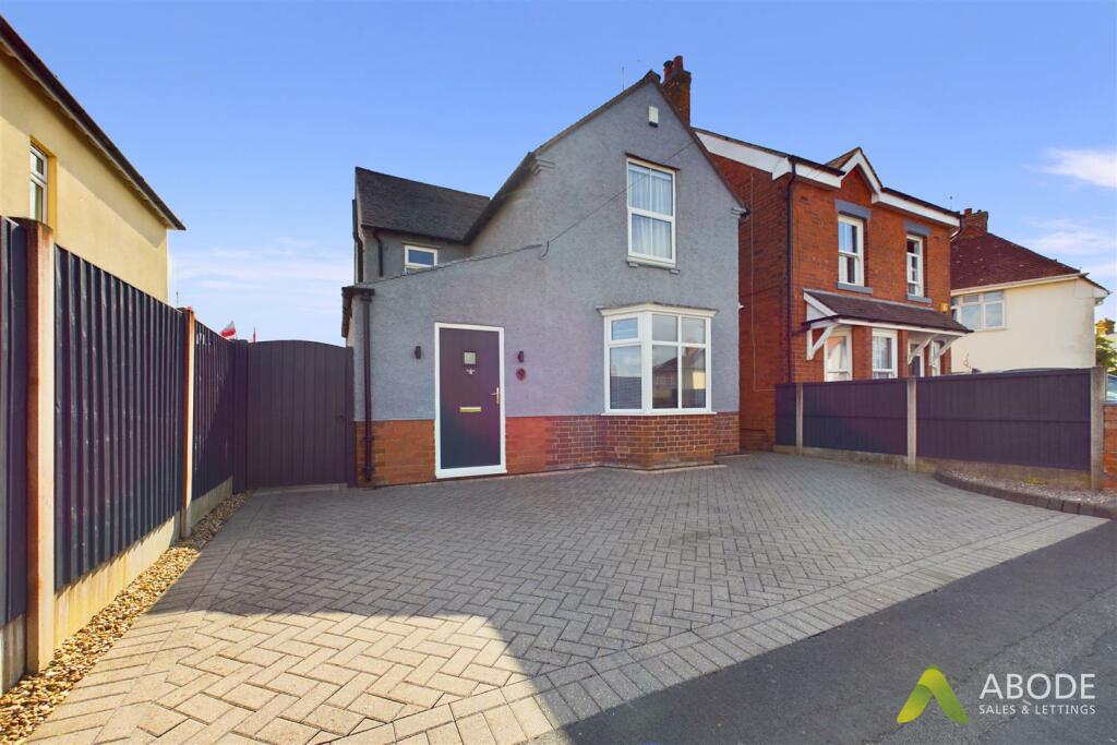 3 bedroom detached house for sale in Heathfield Road, Uttoxeter