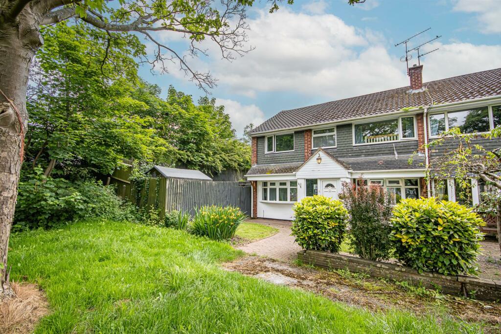 4 bedroom town house for sale in Oldfields Crescent, Great Haywood