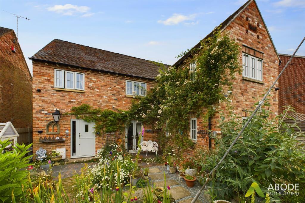 3 bedroom detached house for sale in Horninglow Road North, Horninglow