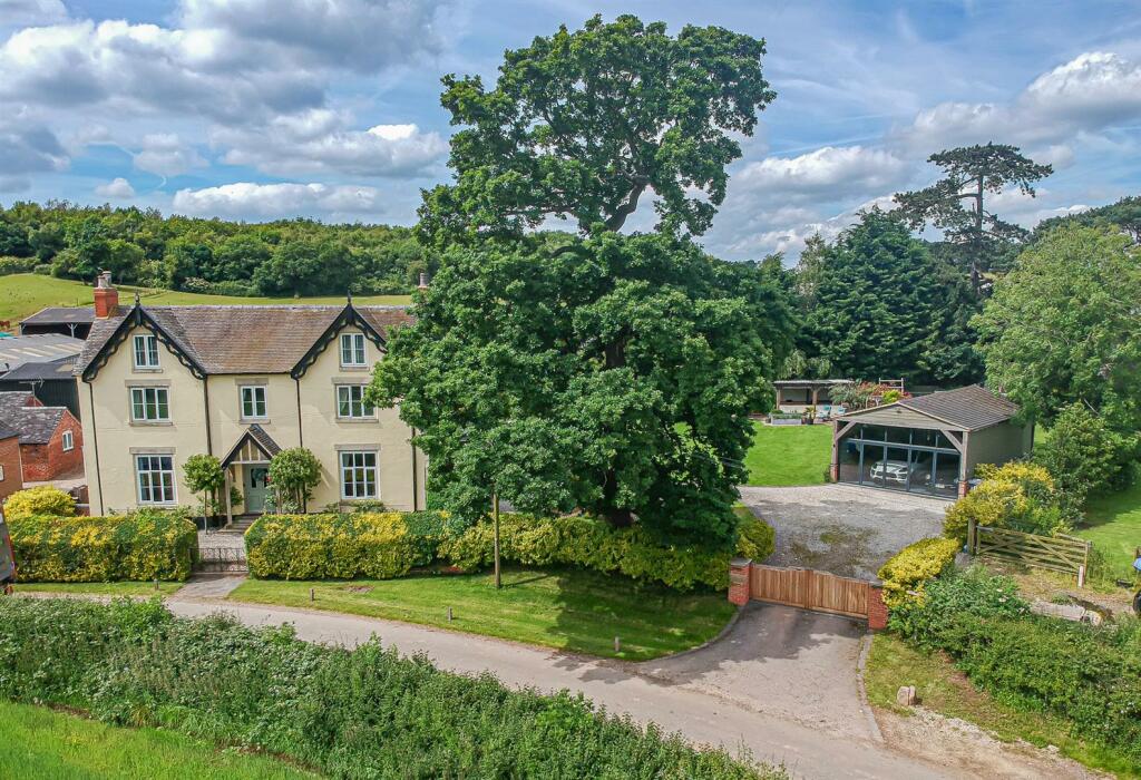 5 bedroom farm house for sale in Dolefoot Lane, Newborough, BurtonOn