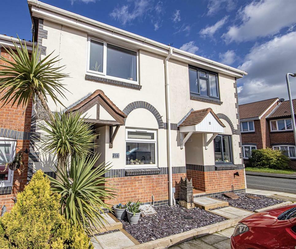 2 bedroom town house for sale in Chaffinch Drive, Uttoxeter