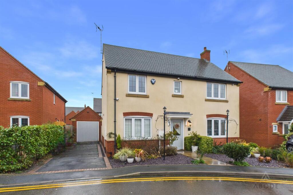 4 bed detached - Wilson Way, Burton-On-Trent image 2