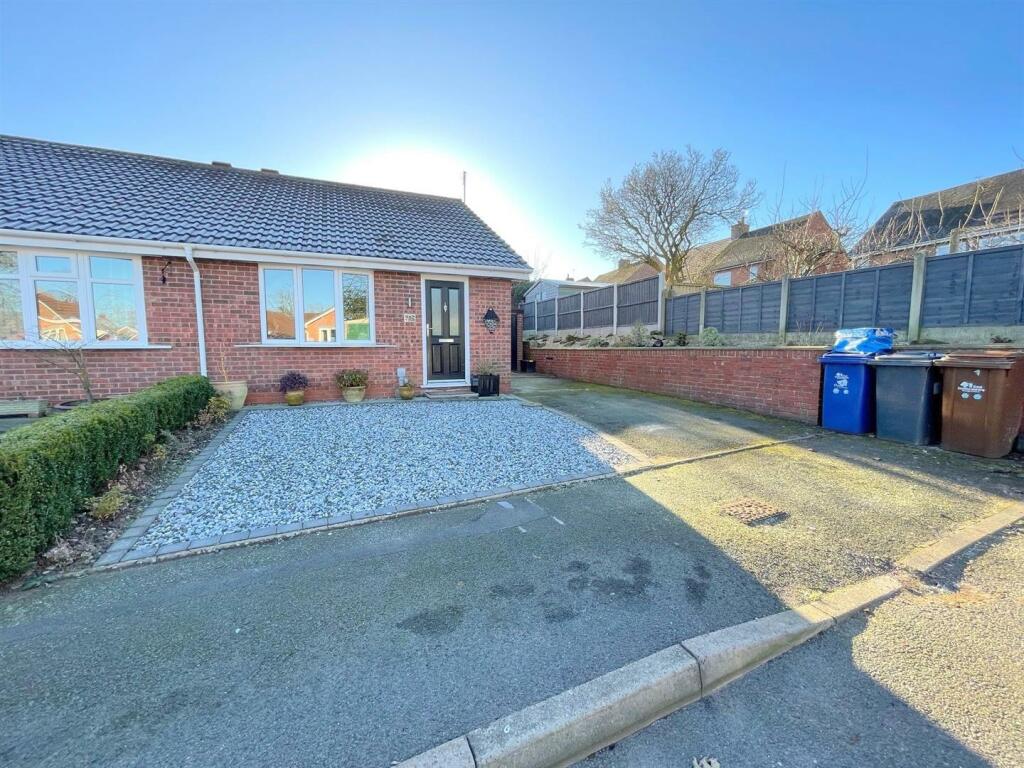2 bedroom semidetached bungalow for sale in Applewood Close, Uttoxeter