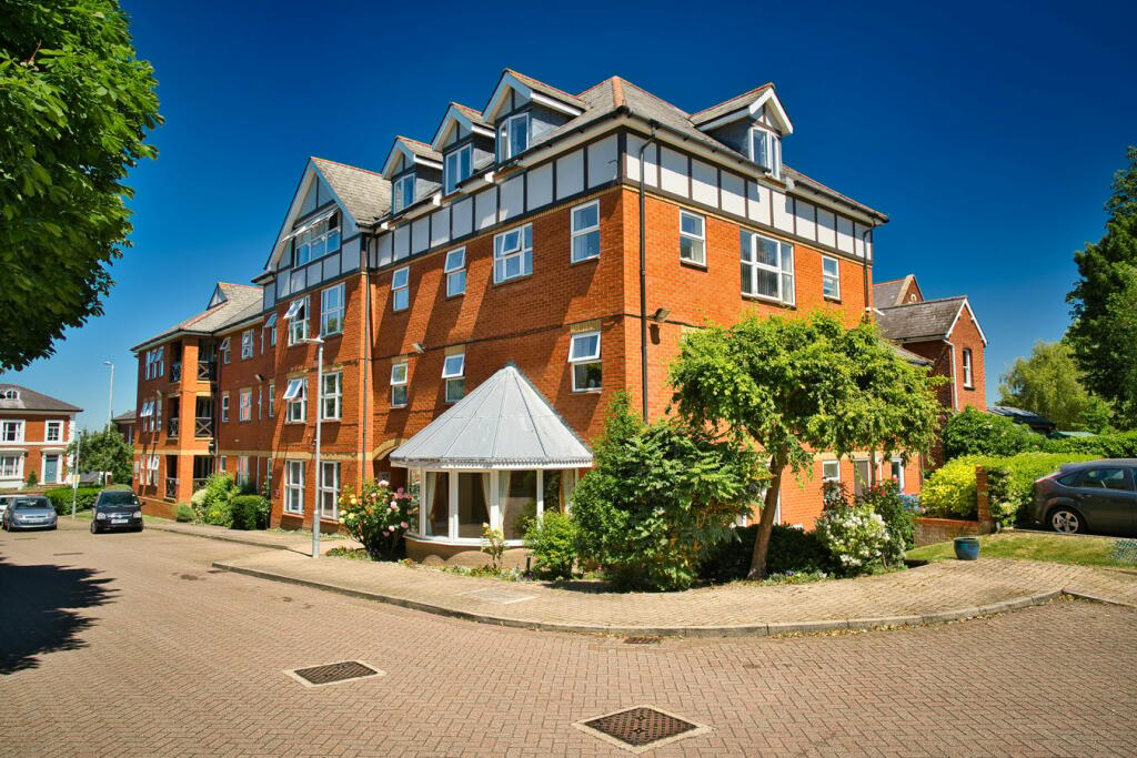 2 bedroom retirement property for sale in Harrison Close, Hitchin, SG4