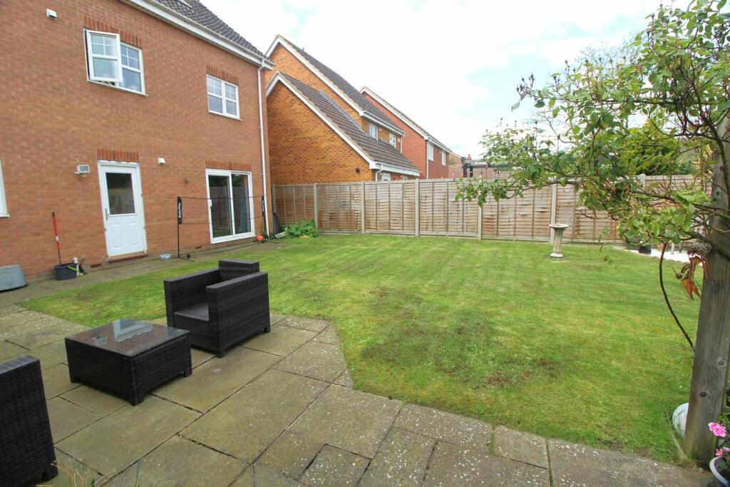 5 bedroom detached house for sale in Stotfold Road, Arlesey, SG15
