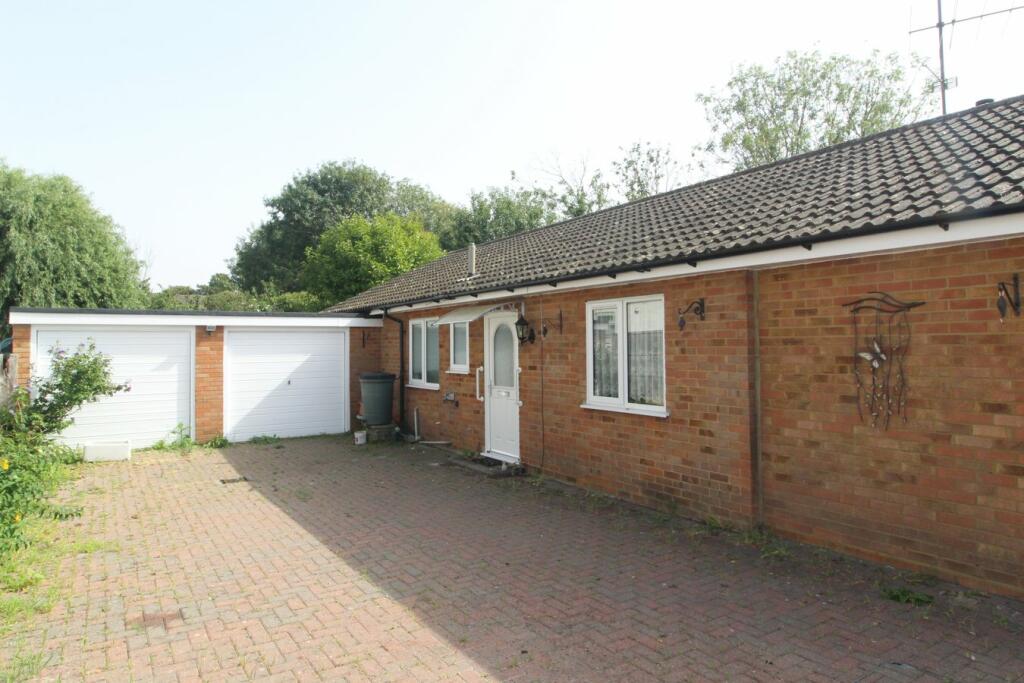 3 bedroom bungalow for sale in The Gardens, Stotfold, SG5