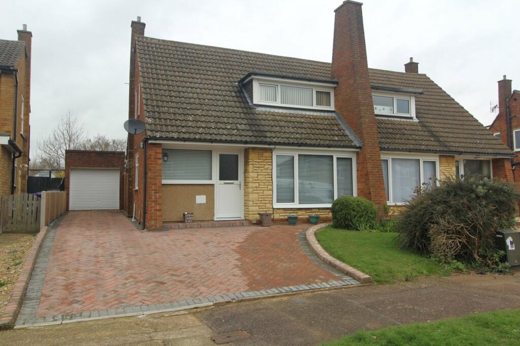 2 bedroom bungalow for sale in Grovelands Avenue, Hitchin, SG4