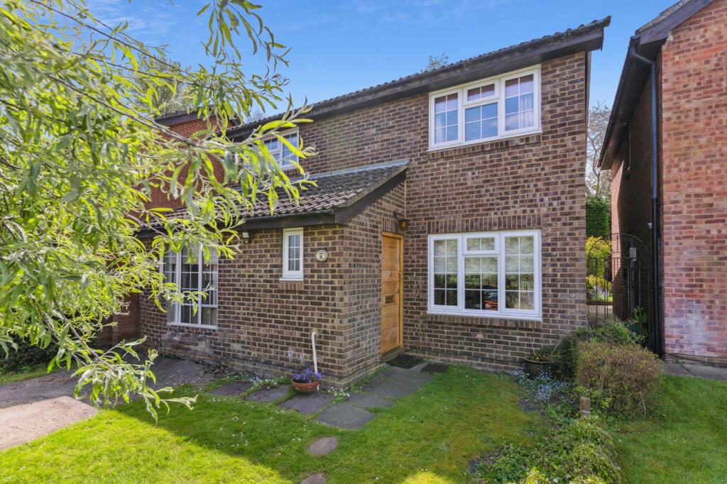 4 bedroom detached house for sale in Grange Close, Hitchin, SG4