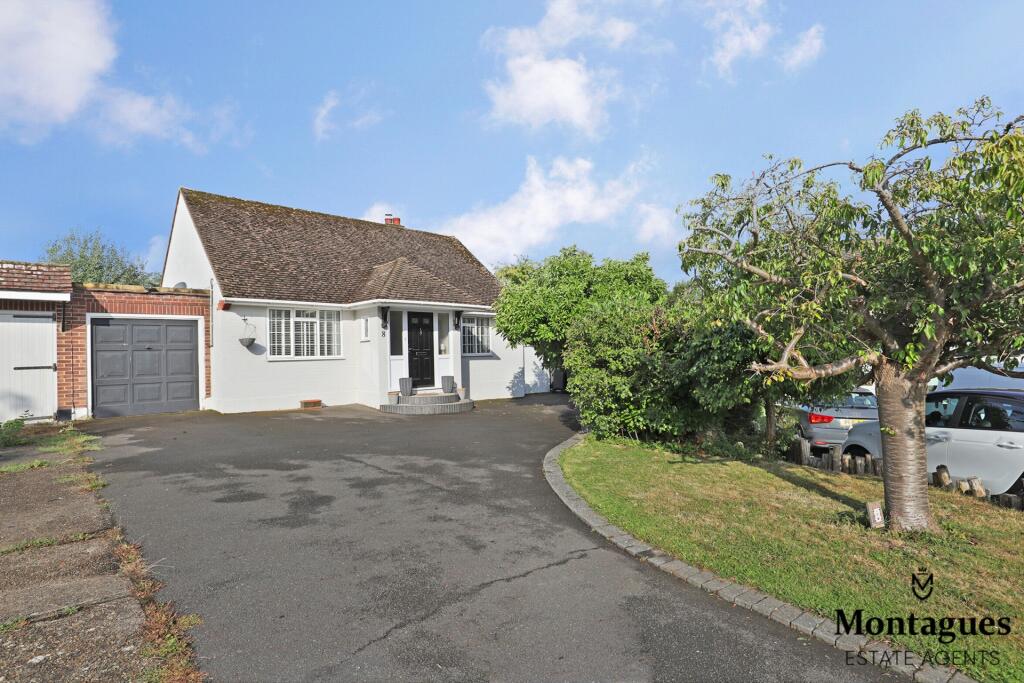 2 bedroom bungalow for sale in Green Walk, Ongar, CM5