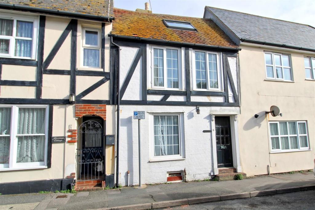 2 bedroom terraced house for sale in South Street, Seaford, BN25