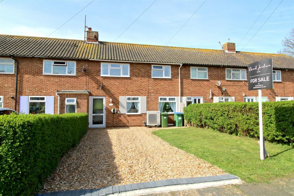 3 bedroom terraced house for sale in Saltwood Road, Seaford, BN25