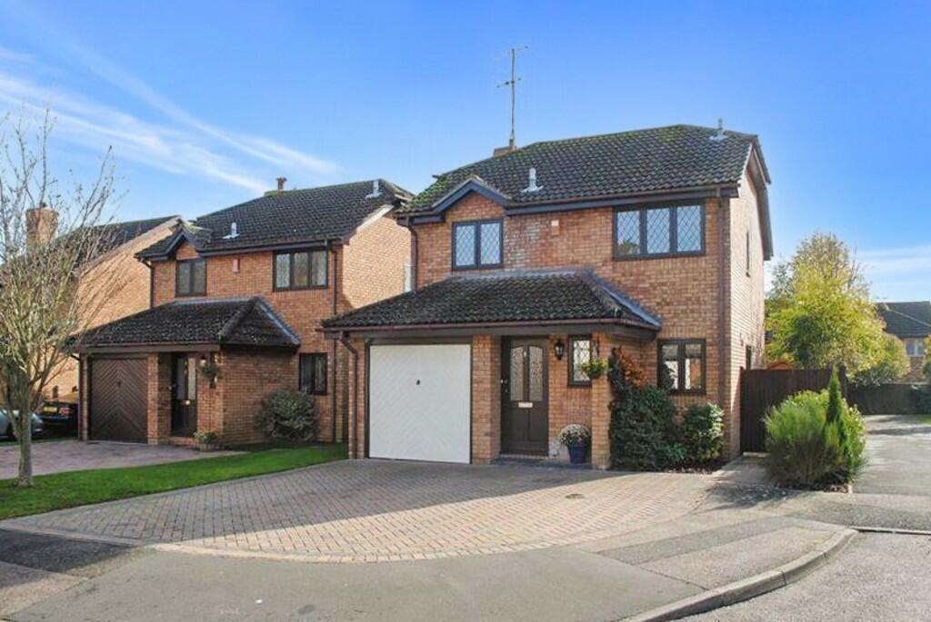 3 bedroom detached house for sale in Apsley Way, Worthing, BN13