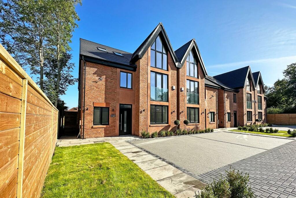 5 bedroom semidetached house for sale in Park Road, Timperley, WA15