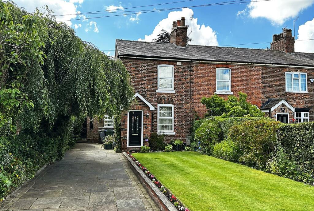 2 bedroom end of terrace house for sale in Bloomsbury Lane, Timperley