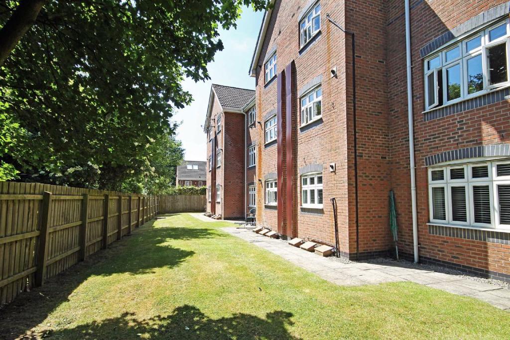 2 bedroom apartment for sale in Thorpe Close, Timperley, Cheshire, WA15