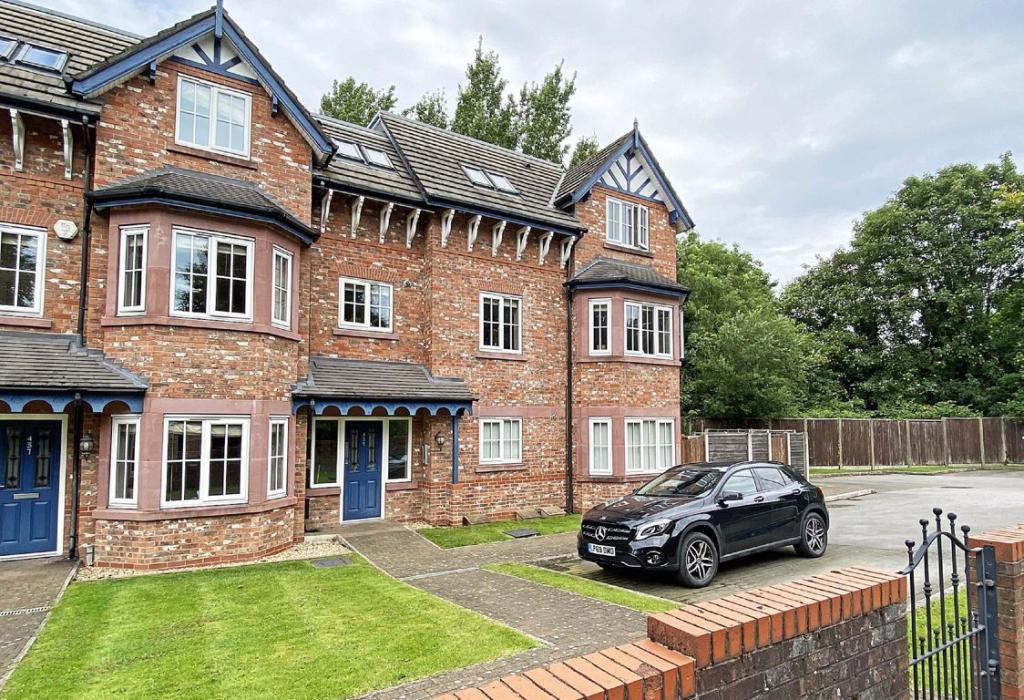 2 bedroom apartment for sale in Stockport Road, Timperley, Cheshire, WA15