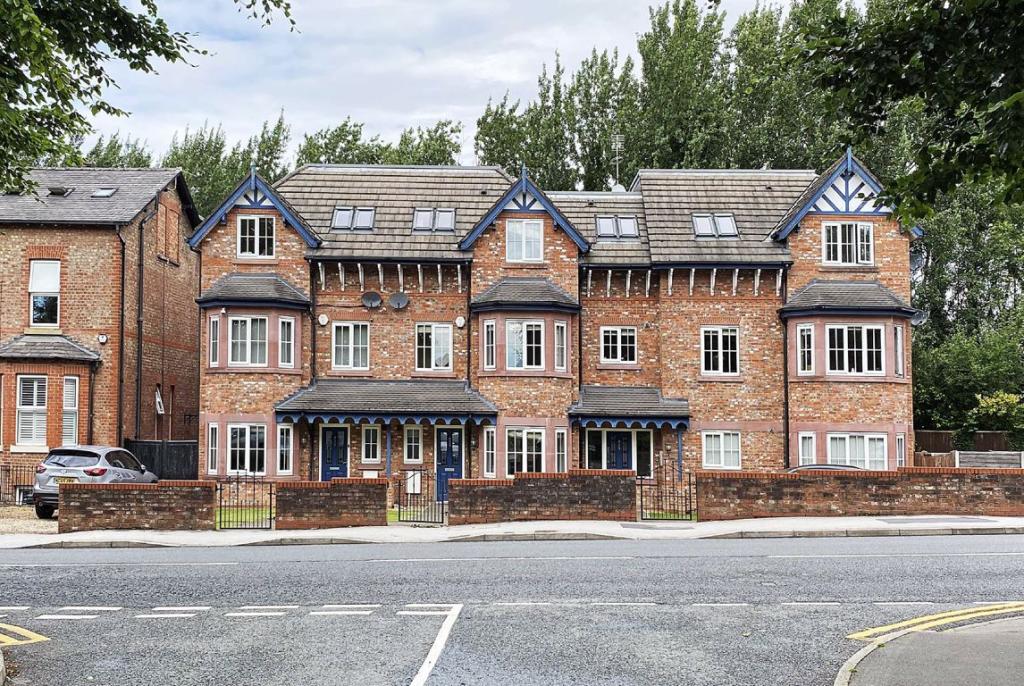 2 bedroom apartment for sale in Stockport Road, Timperley, Cheshire, WA15