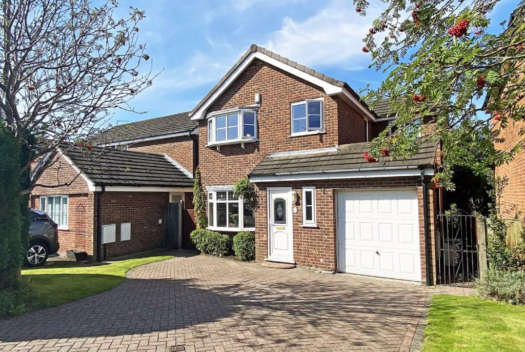 4 bedroom detached house for sale in Downham Chase, Timperley, Cheshire