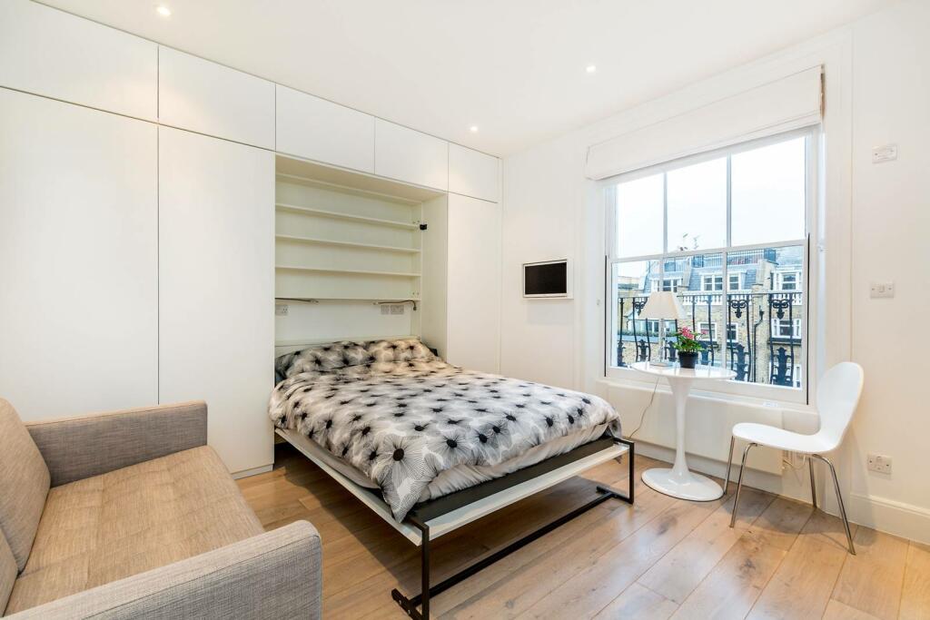 Studio flat for rent in Pembridge Square, Notting Hill, London, W2