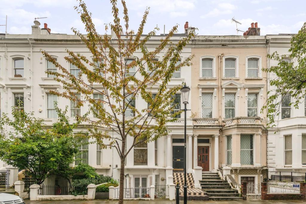 2 Bedroom Flat For Sale In Russell Road, Holland Park, London, W14