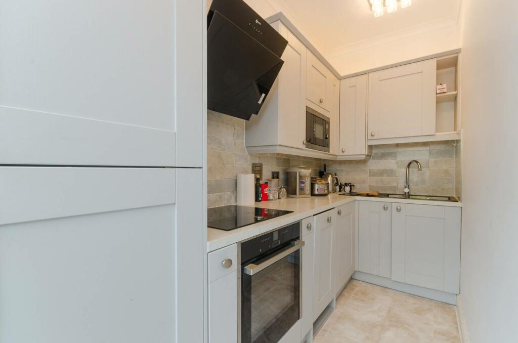 2 bedroom flat for rent in Barons Court, Barons Court, London, W14