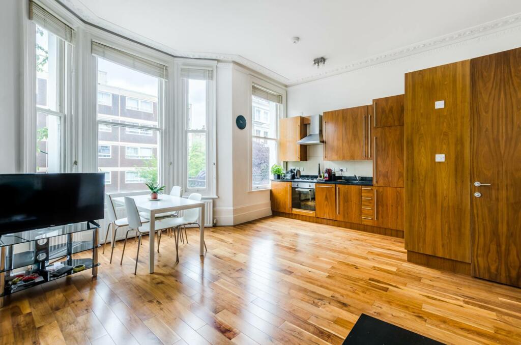 2 bedroom flat for rent in Castletown Road, Barons Court, London, W14