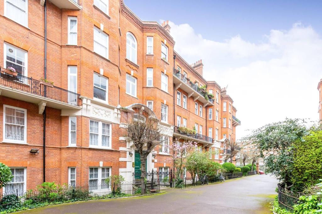 1 bedroom flat for sale in Kensington Hall Gardens, West Kensington