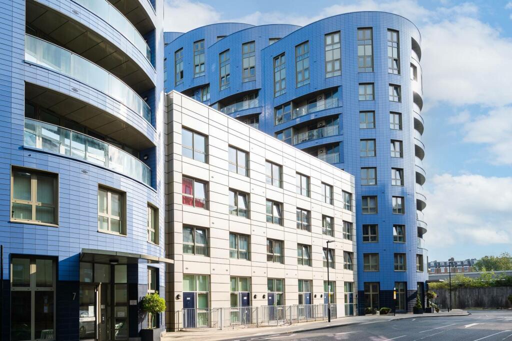 2 bedroom flat for sale in Queensland Roadd, Islington, London, N7