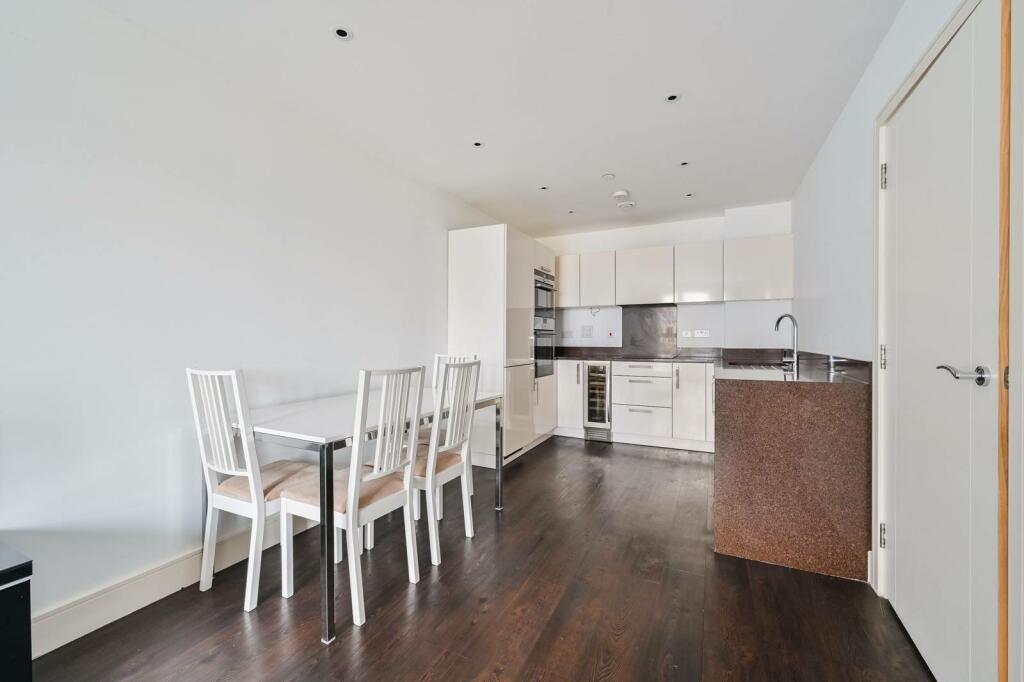 2 bedroom flat for sale in Queensland Roadd, Islington, London, N7