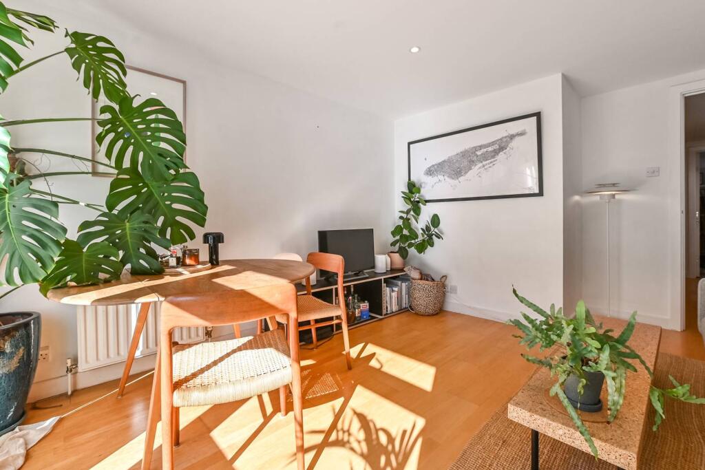 Main image of property: De Beauvoir Crescent, De Beauvoir Town, London, N1