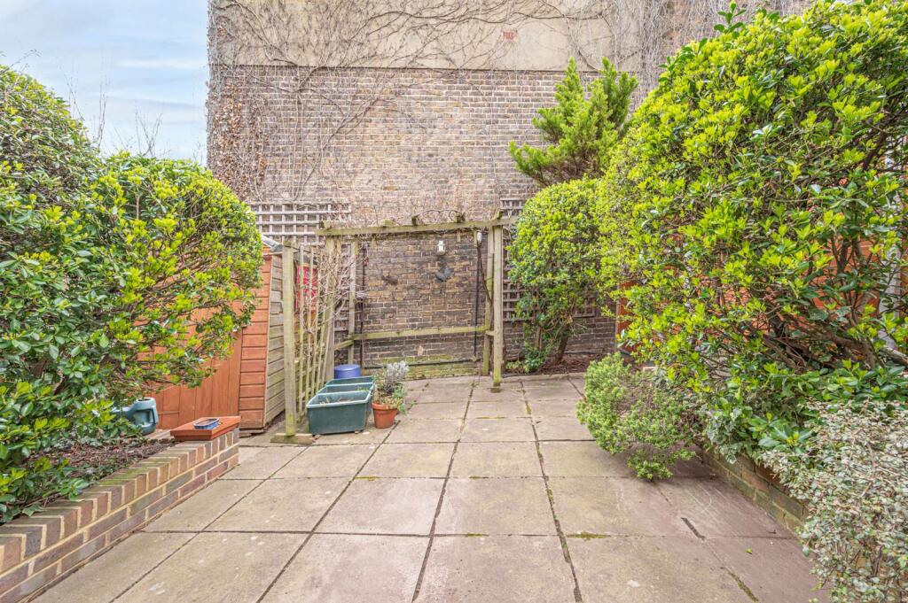 2 bedroom flat for sale in Plympton Road, Queen's Park, London, NW6