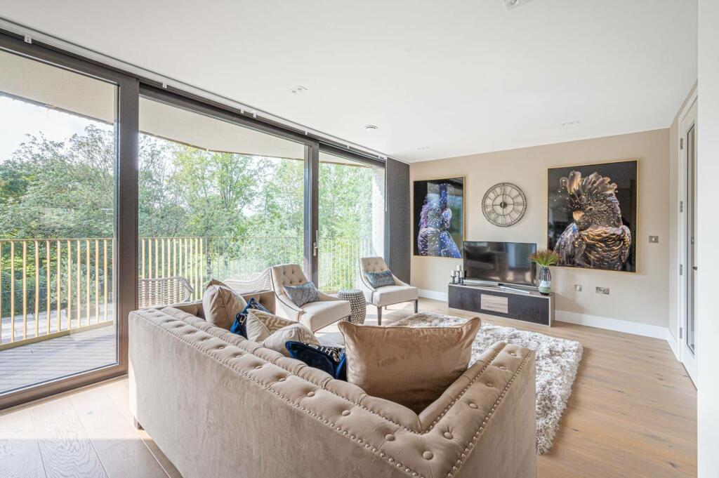 2 bedroom flat for sale in Aylmer Road, East Finchley, London, N2