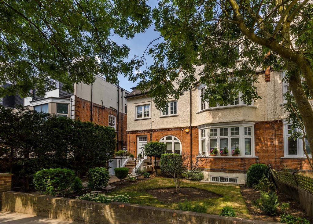 3 bedroom flat for rent in Platts Lane, Hampstead, London, NW3