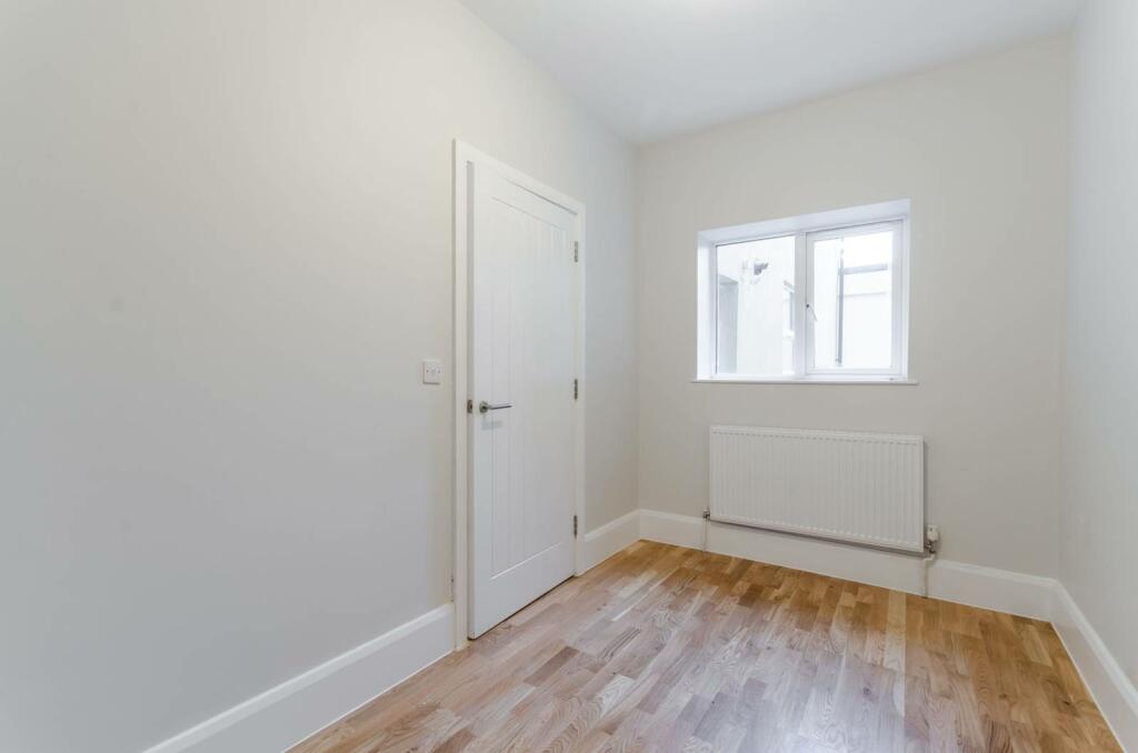 1 bedroom flat for rent in Garratt Lane, Earlsfield, London, SW18