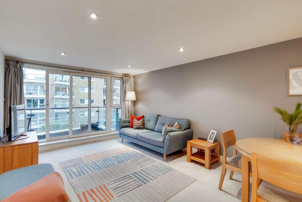 2 bedroom flat for rent in Smugglers Way, Wandsworth, London, SW18