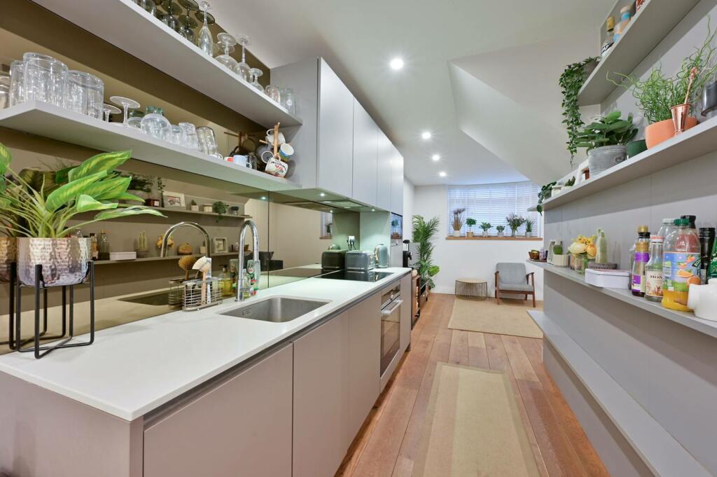 2 bedroom flat for rent in Railway Side, Barnes, London, SW13