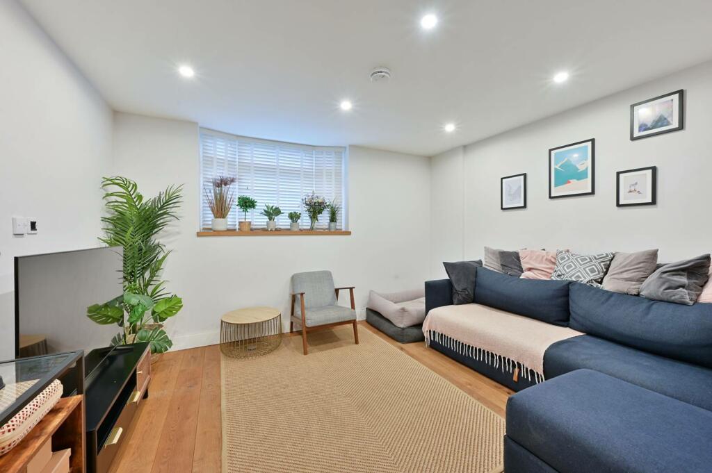 2 bedroom flat for rent in Railway Side, Barnes, London, SW13