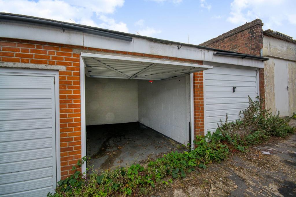 Garage for sale in Lavender Hill, Clapham Junction, London, SW11