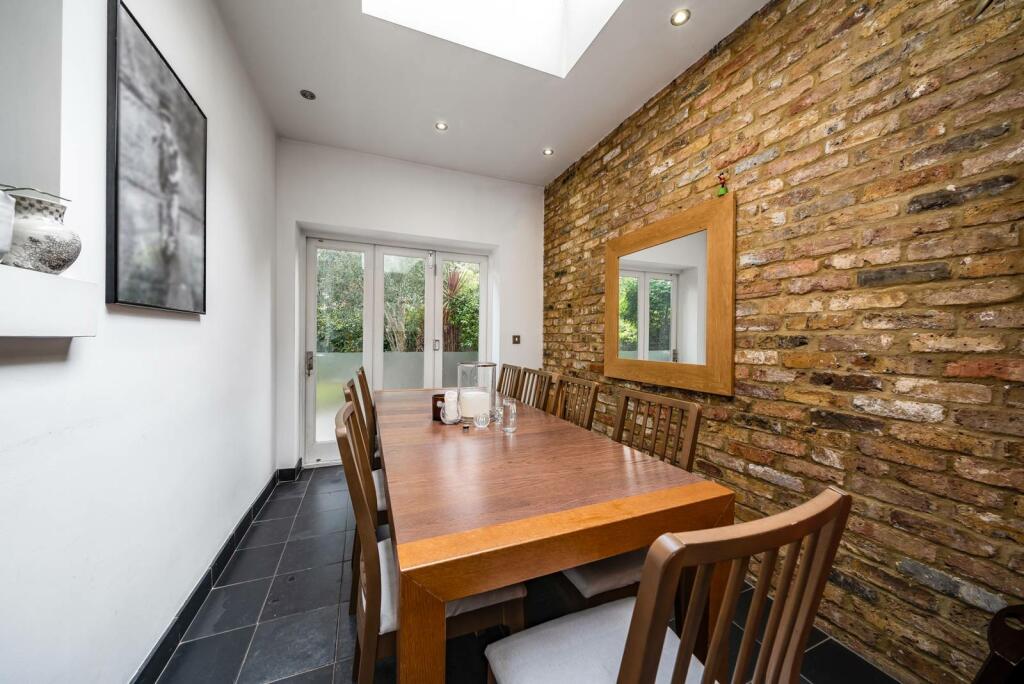 3 bedroom flat for sale in Sisters Avenue, Clapham Common North Side