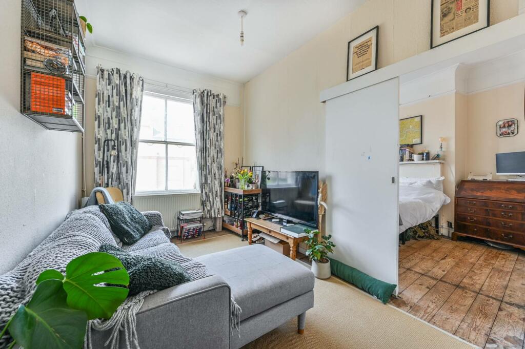 2 bedroom flat for sale in Latchmere Road, Clapham Junction, London, SW11
