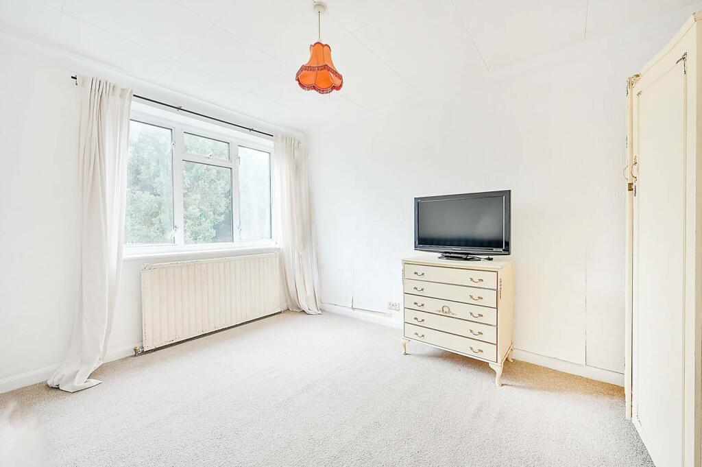 2 bedroom flat for sale in Mount Avenue, Ealing, London, W5