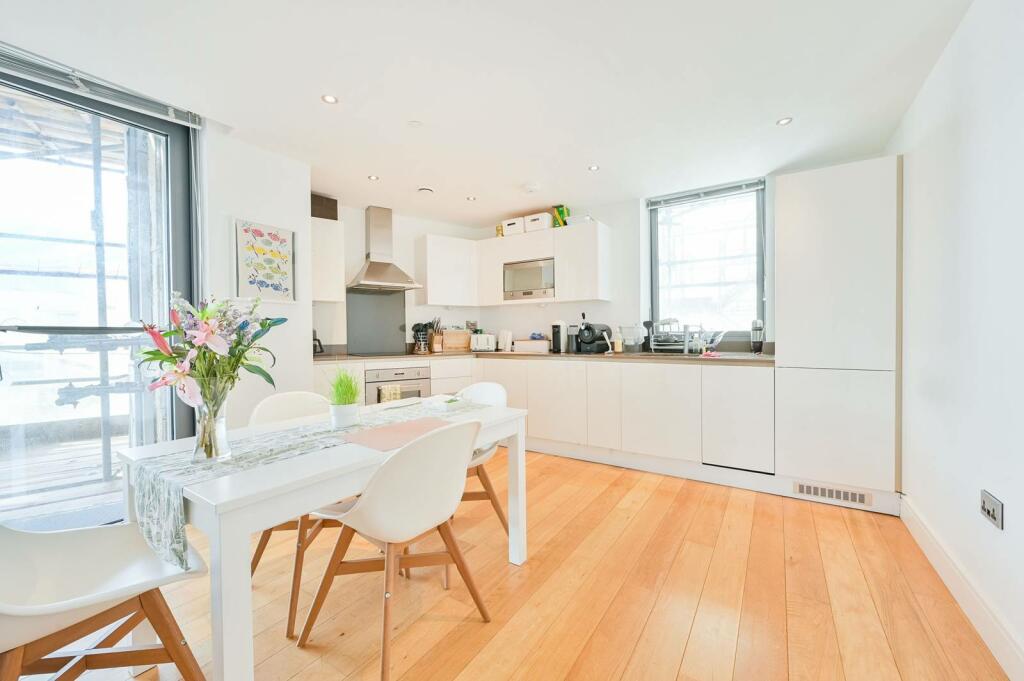2 bedroom flat for sale in Arc Tower, Ealing, London, W5