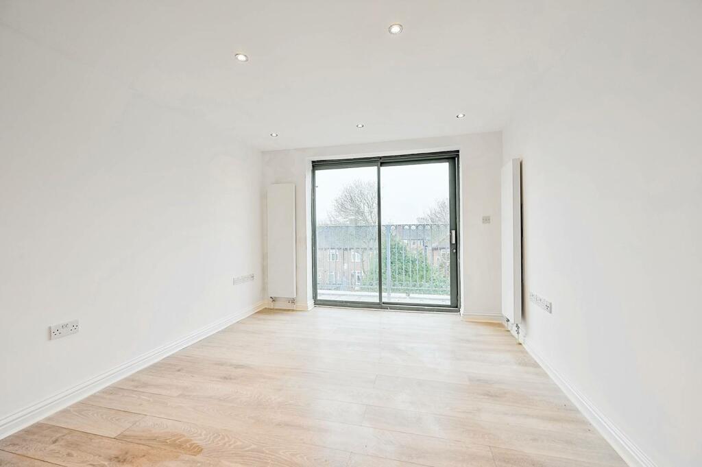 2 bedroom flat for sale in Greenford Road, Greenford, UB6