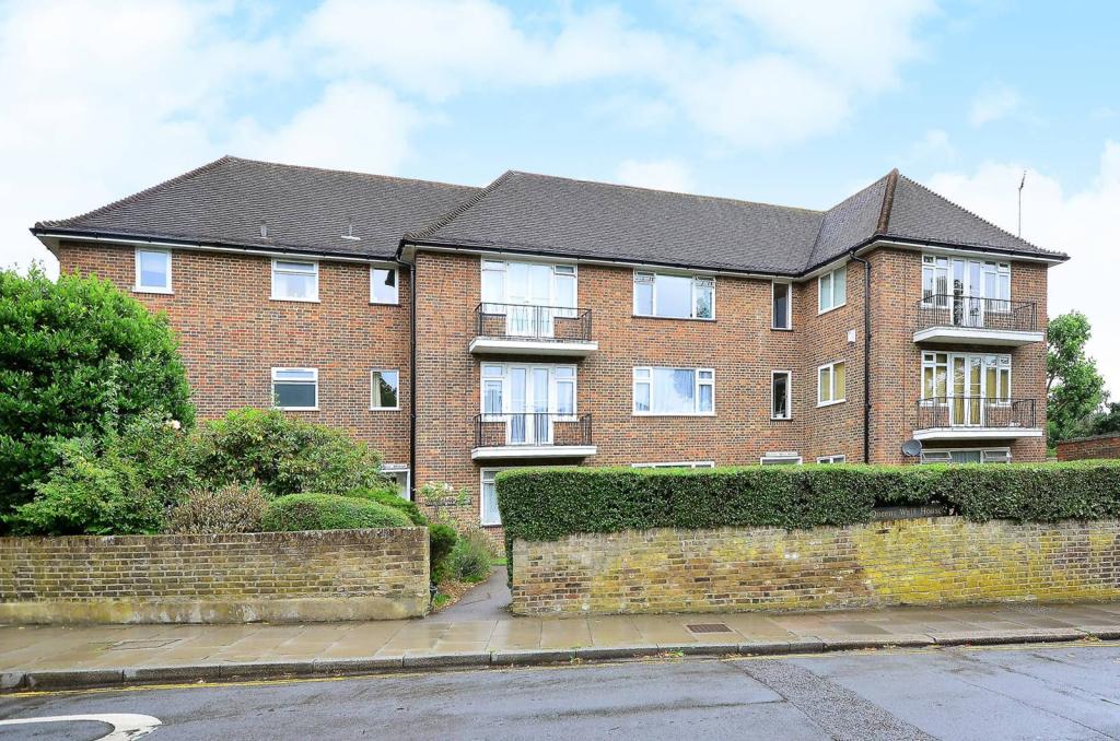 2 bedroom flat for sale in Queens Walk, Ealing, London, W5