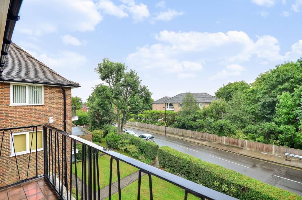 2 bedroom flat for sale in Queens Walk, Ealing, London, W5