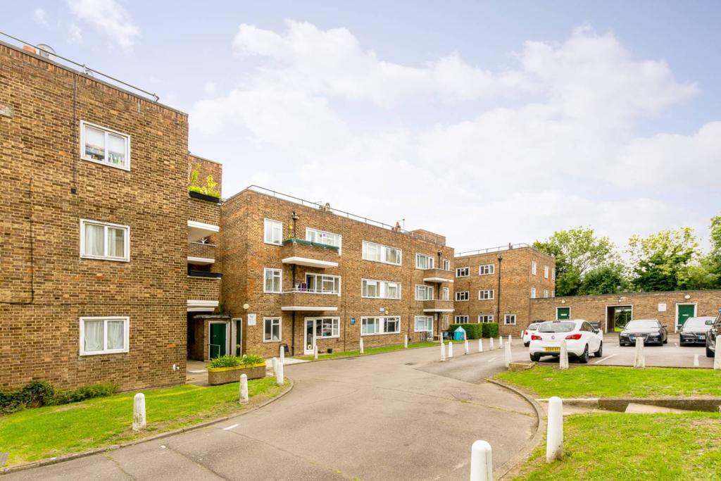 2 bedroom flat for sale in Gap Road, Wimbledon, London, SW19