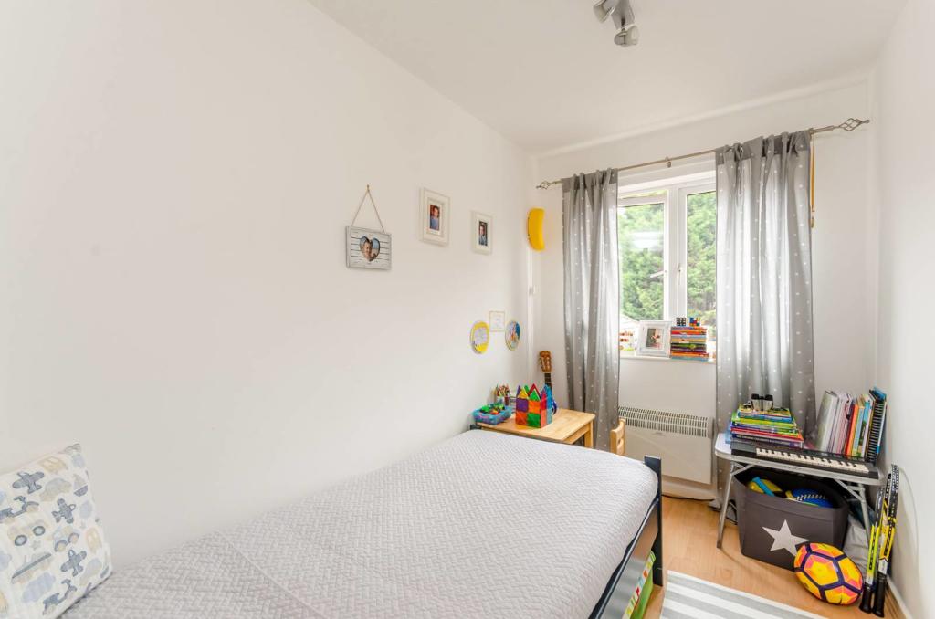 2 bedroom flat for sale in Kipling Drive, Wimbledon ...