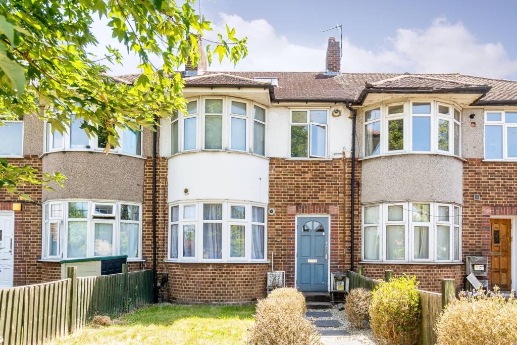 2 bedroom flat for sale in Bushey Road, Raynes Park, London, SW20